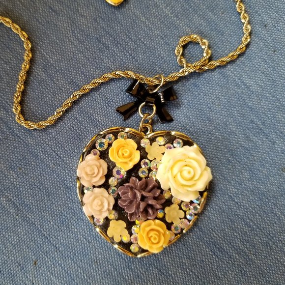 💜 🪷Betsey Johnson Vintage, RARE, & Hard To Find Raised Floral Heart Necklace - Picture 2 of 8
